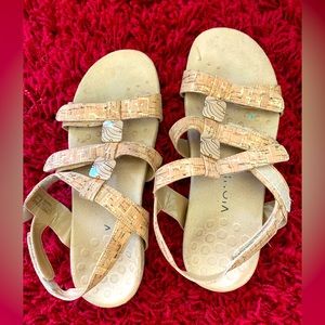 Vionic Amber sandals size 9 color is Cork.